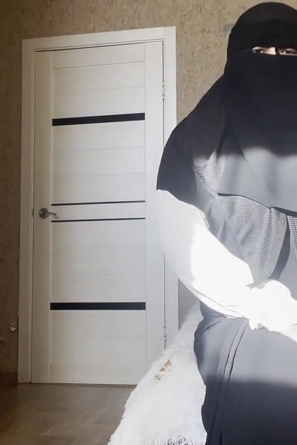 Arab Stepmom with Big Ass in Pantyhose