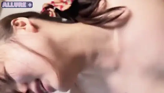 Saf şehvetli cazibesini yayan çekici evli kadın Hcupheat