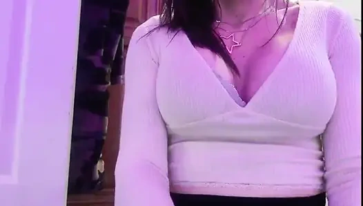 Zoey Portland Pornostar spielt mit ihrer muschi im badezimmer vor dem hof