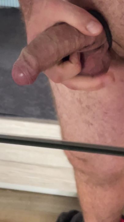 Un mari branle sa bite pompée avec un anneau de bite dans la chambre