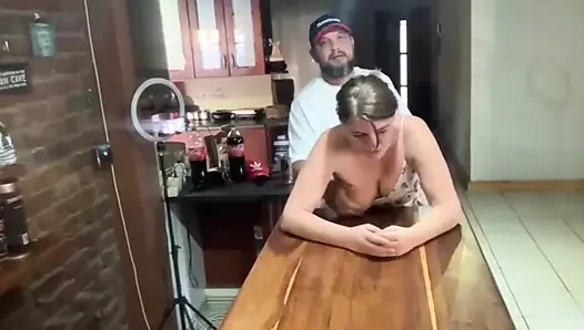 Küçük memeli bir barmen amcık yalıyor