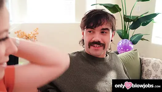NUR TEEN BLOWJOBS - river Lynn überrascht freund mit schlampigem nassem geburtstag-blowjob