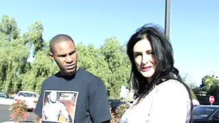 Lake Russell milf interraciale neukpartij met cj wright