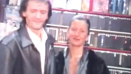 Pasangan paris dientot di depan film bokong.