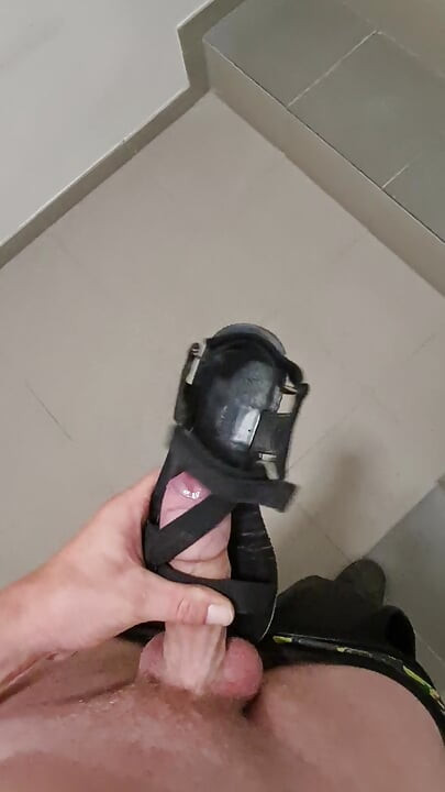 Fututul și ejacularea pe pantofii vecinei mele sexy de vizavi.