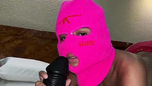Kıllı inleme yüksek sesle yatakta dildo ile çok fazla geldi