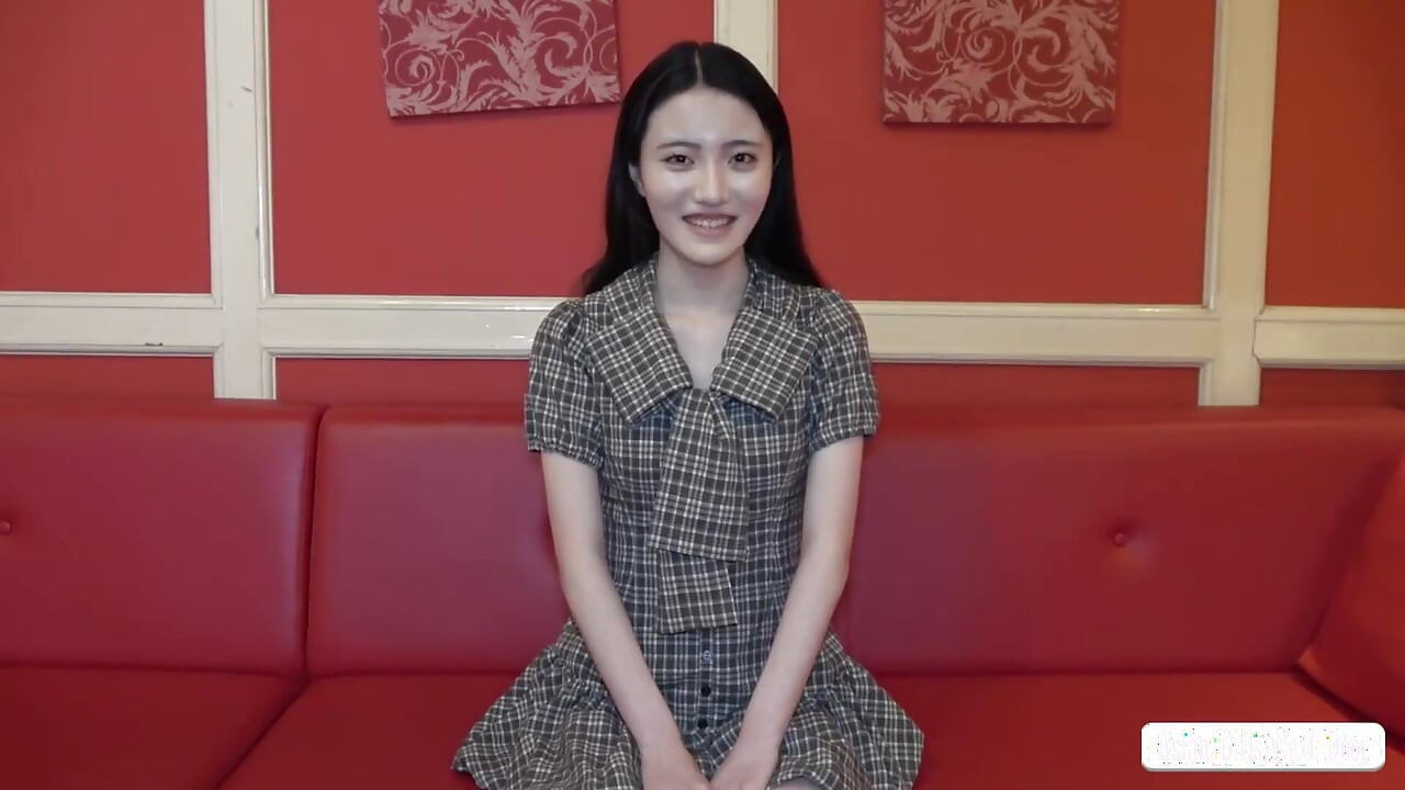 Pure White Beauty with Porcelain Skin and Natural Charm Left an Unforgettable Impression in Her First Appearance