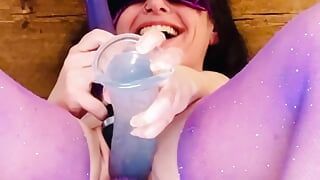 Orgasmo sottomessa Ragazza Coniglietta con plug anale, dildo gigantesco e bacchetta!
