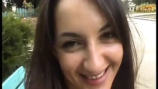 Si cantik lisa lagi asik muasin memeknya sendirian di perjalanan yang super hot!