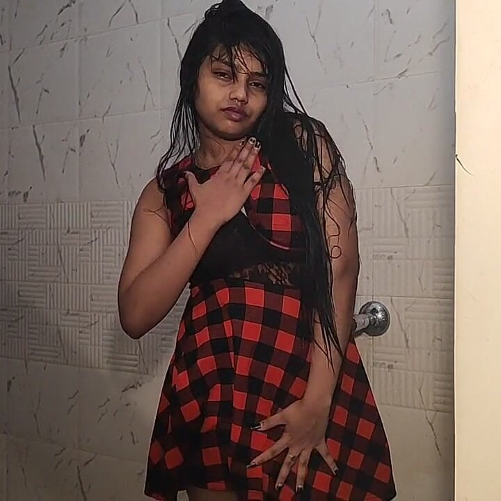 Big Natural Tits Indian Girl Alia Advani Taking Shower