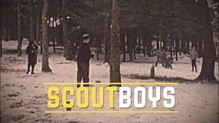 ScoutBoys Scout twink Oliver James a bud se plížili bez sedla ve stanu
