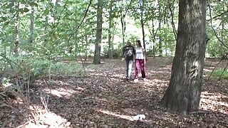 Si jalang Jerman seksi dapat pancutan mani berganda di tengah-tengah hutan