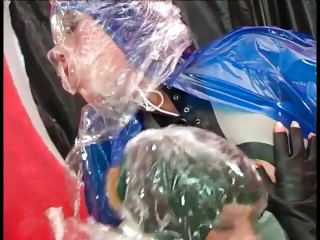 Stăpânele îl învață pe tip cum să-și fută pizdele în lumea latexului