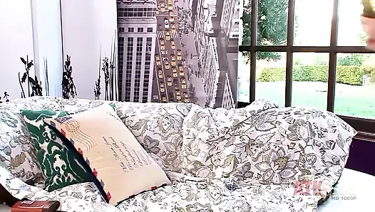 Staci May: tıraşlı esmer losyonlar yapıyor ve tıraşlı amcığını büyük bir vibratörle sikiyor