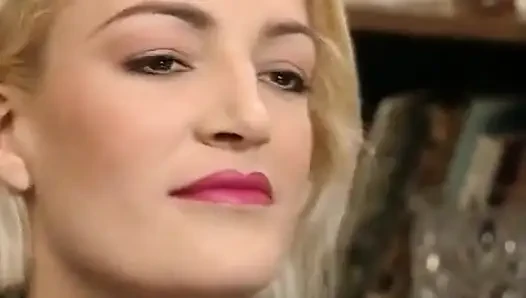 Balerina, sapık bir dans öğretmeni tarafından üçlü ilişkiye ikna edilir