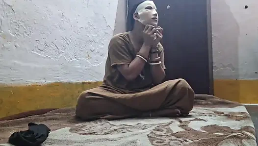 Stiefmutter reitet auf dem großen schwarzen schwanz seines stiefsohns