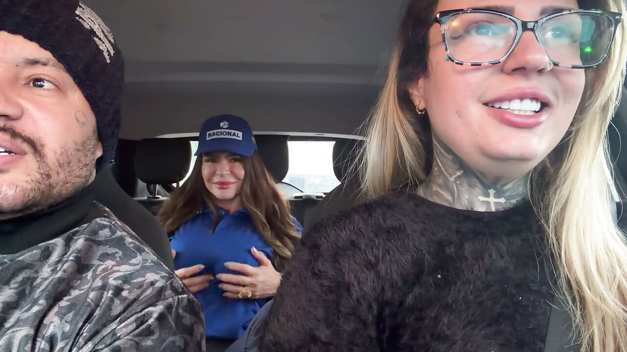 My husband's cuckold got out of the car and I called the gas station attendant to fuck and she accepted and got in the car and was so horny that she was all naked