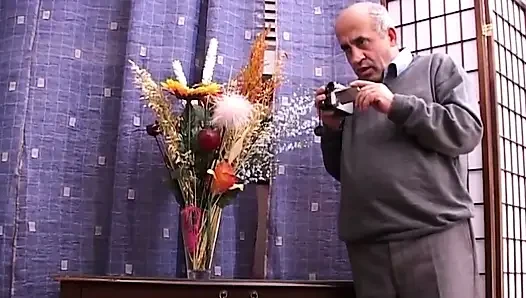 Olgun esmerin damlayan gül ağacı sert parmaklamayla genişliyor