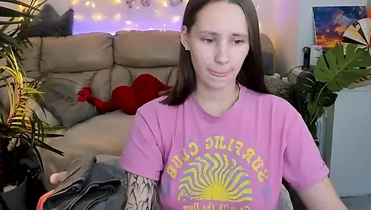 Я устала сосать и решила развлекать тебя моими зажимами для сосков