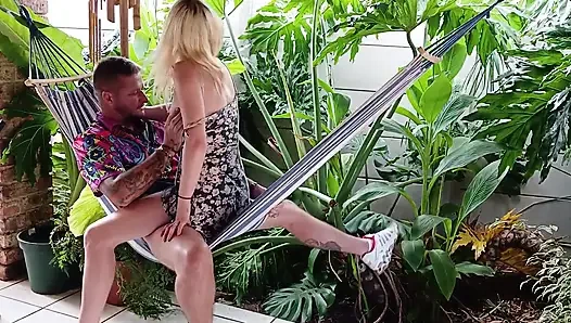 Hawaii küçük minyon hawaian sarışınla açık havada sikişiyor