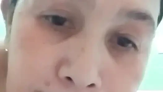 Assy will sie befriedigen, von selbst nimmt sie ein bad und fingert ihre muschi