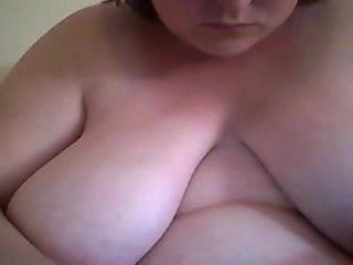 Jovem gordinha com peitos grandes se masturba na webcam
