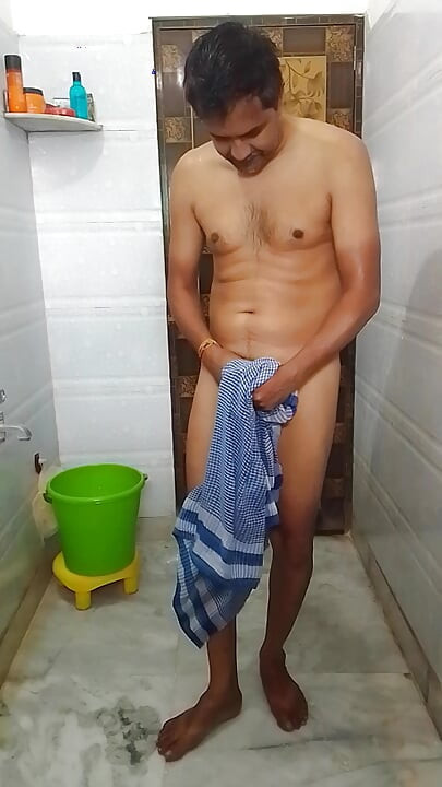 裸で入浴している私。