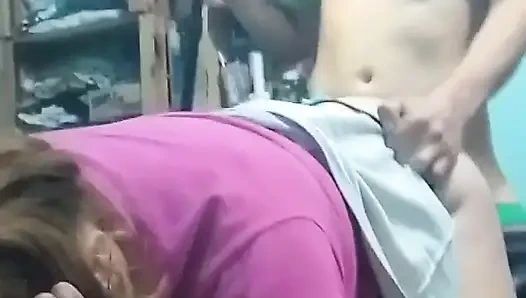 Aku nyepong kontolnya, aku ngentot gaya doggy sambil ngecrot pakai hp