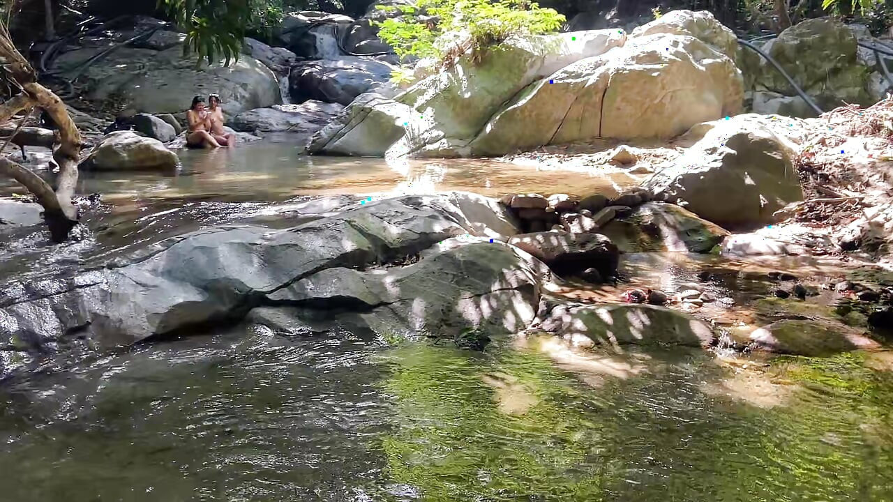2 Latina swallow 2 cocks of strangers in the middle of the forest