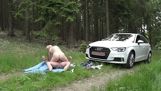 Сногсшибательную блондинку с большими сиськами жестко трахают на улице