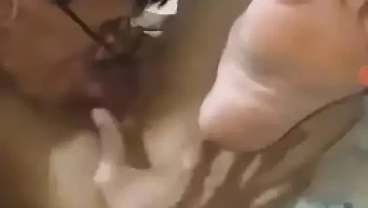 Cewek ini puas banget sama aku. Dia senang banget ngajak dia fisting dan jilat memeknya di saat yang bersamaan