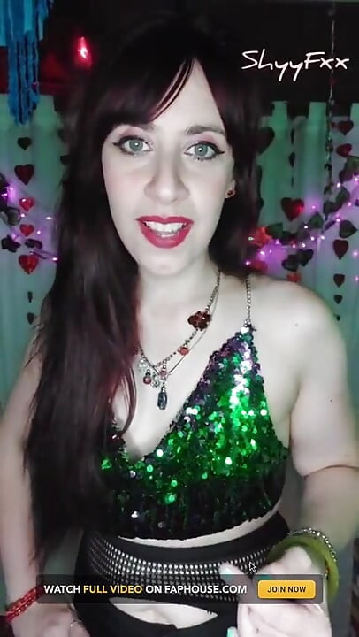 Shyyfxx Hot Influencer Stripteases Sin Bedste Ven Med En Lykkelig Slutning