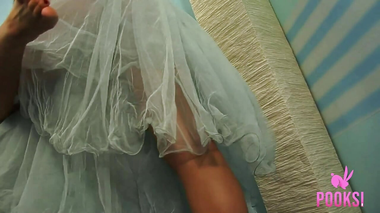 달콤한 보지를 가지고 노는 긴 옷을 입은 탄 갈색 머리 Cofi Milan!