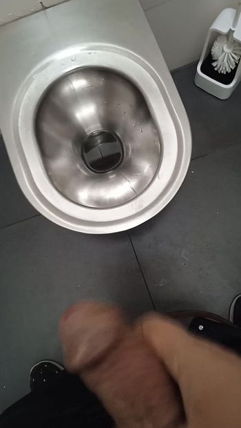 Rietje in de openbare toiletten op de luchthaven