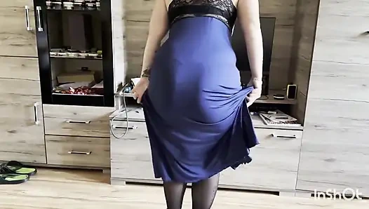 Ateşli piliç yarağını fark ediyor ve istiyor ve onu sikmek istiyor, rommate'in topunu izliyor, tahrik oluyor