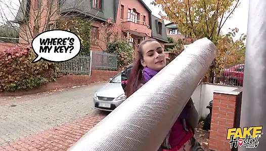 Fake Hostel - мокрая брюнетка Scyley Jam противостоят арендодателю в ее постели, затем принимает его огромный член раком