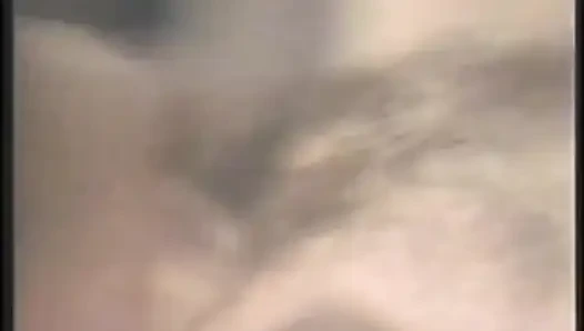 Sarışın güzel kız arkadaşı izlerken yüz aşağı sikiliyor