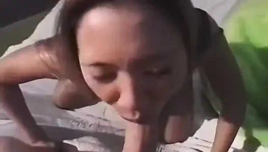 Küçük memeli esmerin yüzüne boşalıyor