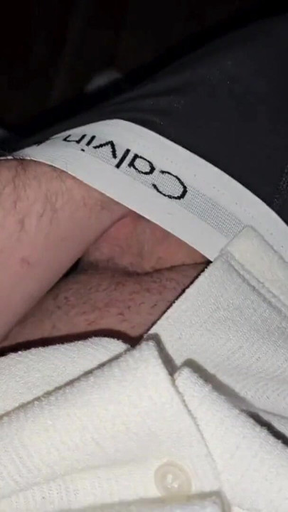 Papai alemão esfrega sua protuberância dura depois do trabalho - GhostGentX | Clipe 1