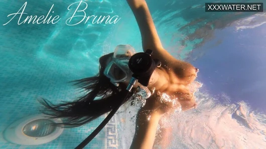 Amelie bruna brunette lezat dengan payudara besar di kolam renang