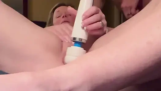 Жене трахают пальцами ее сочную киску и трахают игрушкой