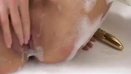 Monica Unco - соло-порнозвезда в ванне