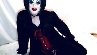 Сисси Drag Queen в тяжелом макияже играет с батплагом, из задницы в рот