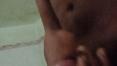 Chico delgado indio mostrando su cuerpo desnudo y la masturbación