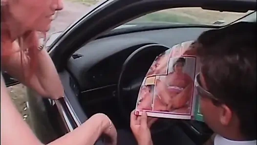 Küçük memeli harika kızıl saçlı orta yaşlı seksi kadın açık havada sikiliyor ve büyük yarakla ağzına boşalıyor