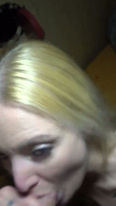 BLONDĂ GERMANĂ ÎNȘELÂND LA GLORYHOLE | Clip 2