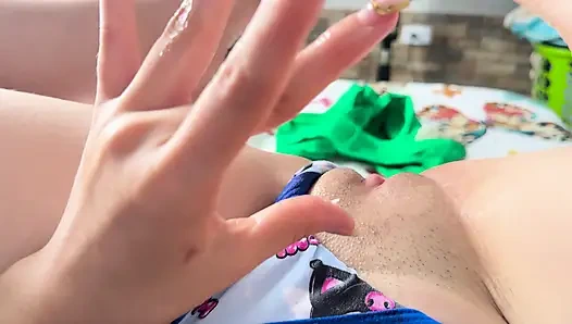 Jeden Morgen höre ich, wie mein nachbar sex mit seiner frau hat, und es lässt mich wollen, dass er es mir auch tut.