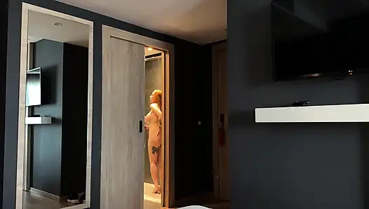 Üvey anne otelde yatakta üvey oğlunun yüzüne boşaldığında şok oluyor! Tam Video