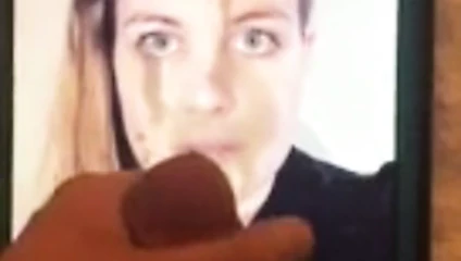 Orta yaşlı seksi kadın dölle kaplı 2
