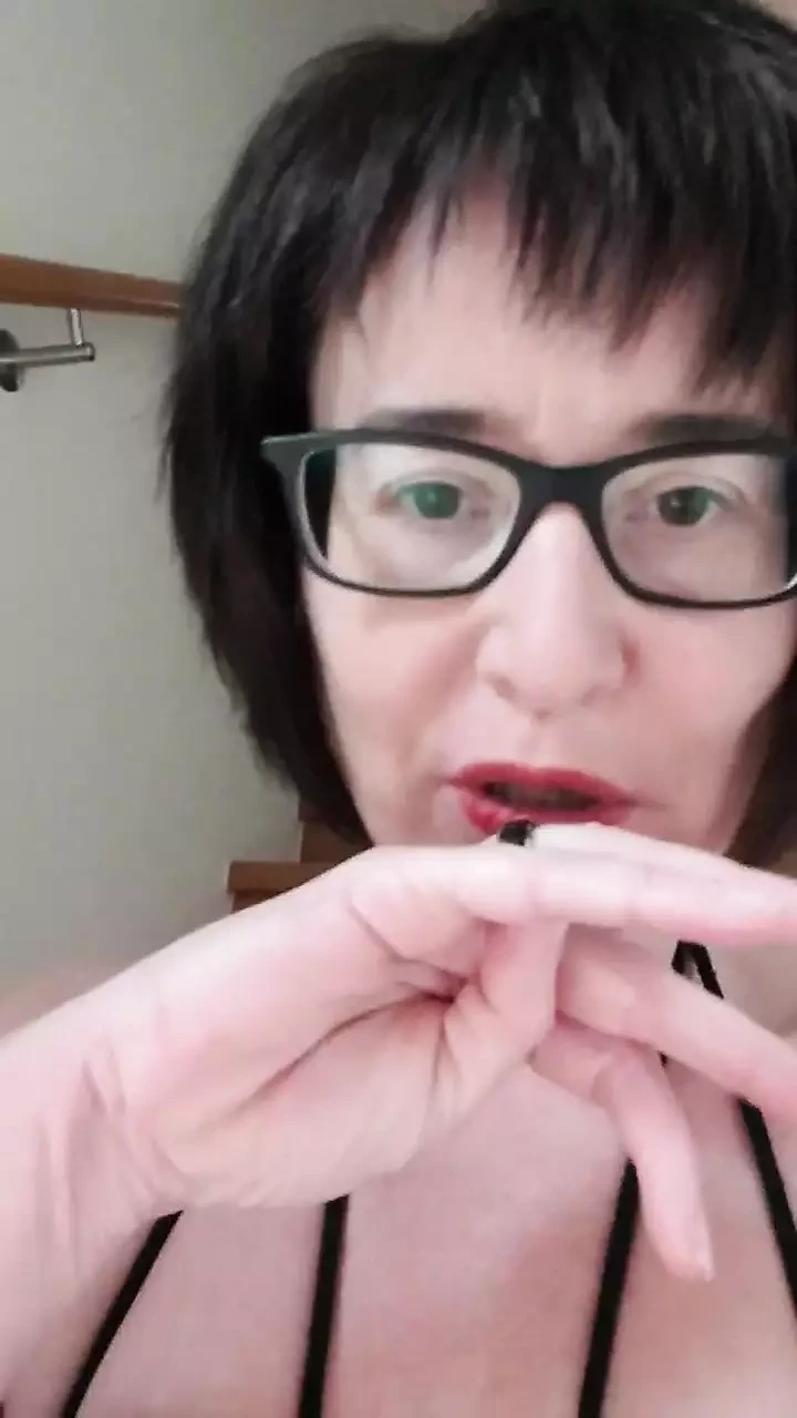 Julie在楼梯上用打蛋器达到高潮